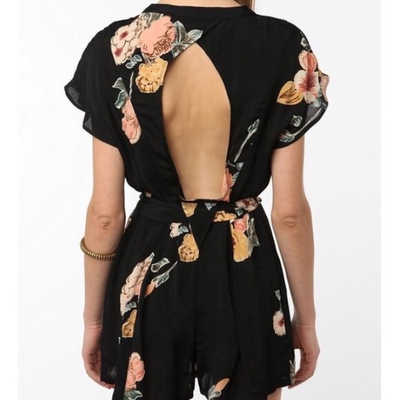 Staring at Stars Crepe Open Back Romper Size 6 - Picture 2 of 8